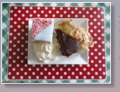 Man nehme Apfelstrudel, Sachertorte und Bisquittorte und habe tollen Erfolg bei einem Kuchenverkauf