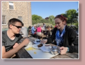 Friedl und Kerstin beim schmausen im Botanischen Garten - schwitzen bei 24
