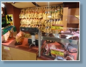 Torremolinos - kleine Schinkenauswahl im Supermarkt